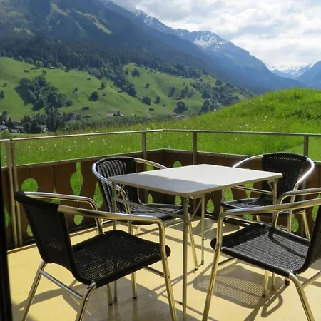 In Hus Signal Met Prachtig Uitzicht Op De Bergen Klosters