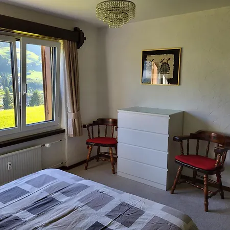 In Hus Signal Met Prachtig Uitzicht Op De Bergen Klosters