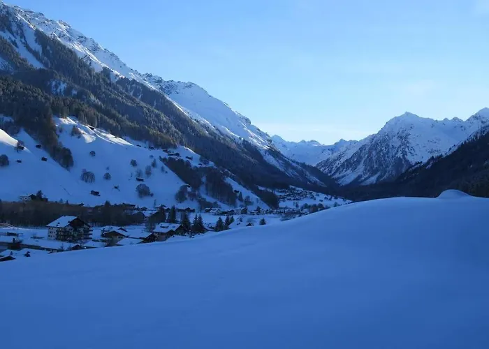 In Hus Signal Met Prachtig Uitzicht Op De Bergen Klosters