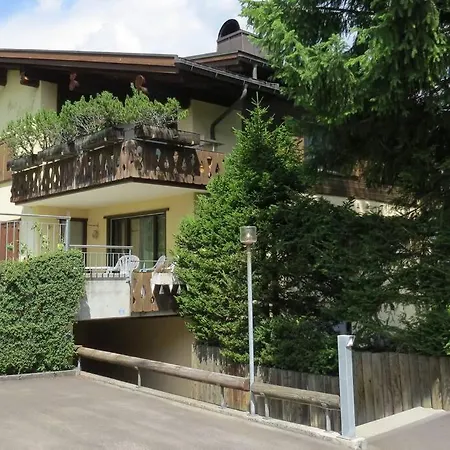 In Hus Signal Met Prachtig Uitzicht Op De Bergen * クロスタース