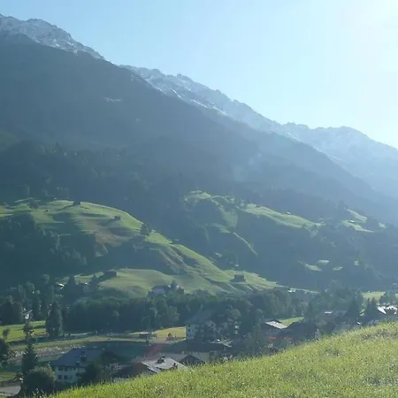 In Hus Signal Met Prachtig Uitzicht Op De Bergen アパート