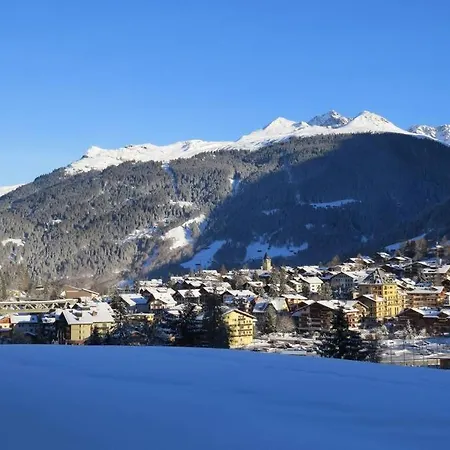 In Hus Signal Met Prachtig Uitzicht Op De Bergen *